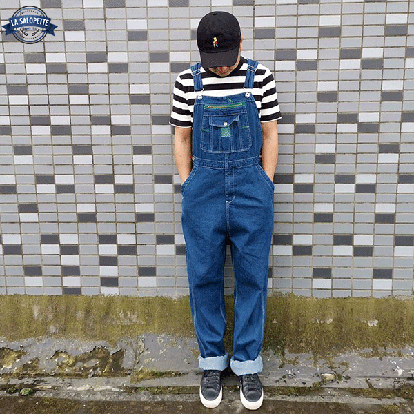 Blaue Jeans-Latzhose von der Baustelle